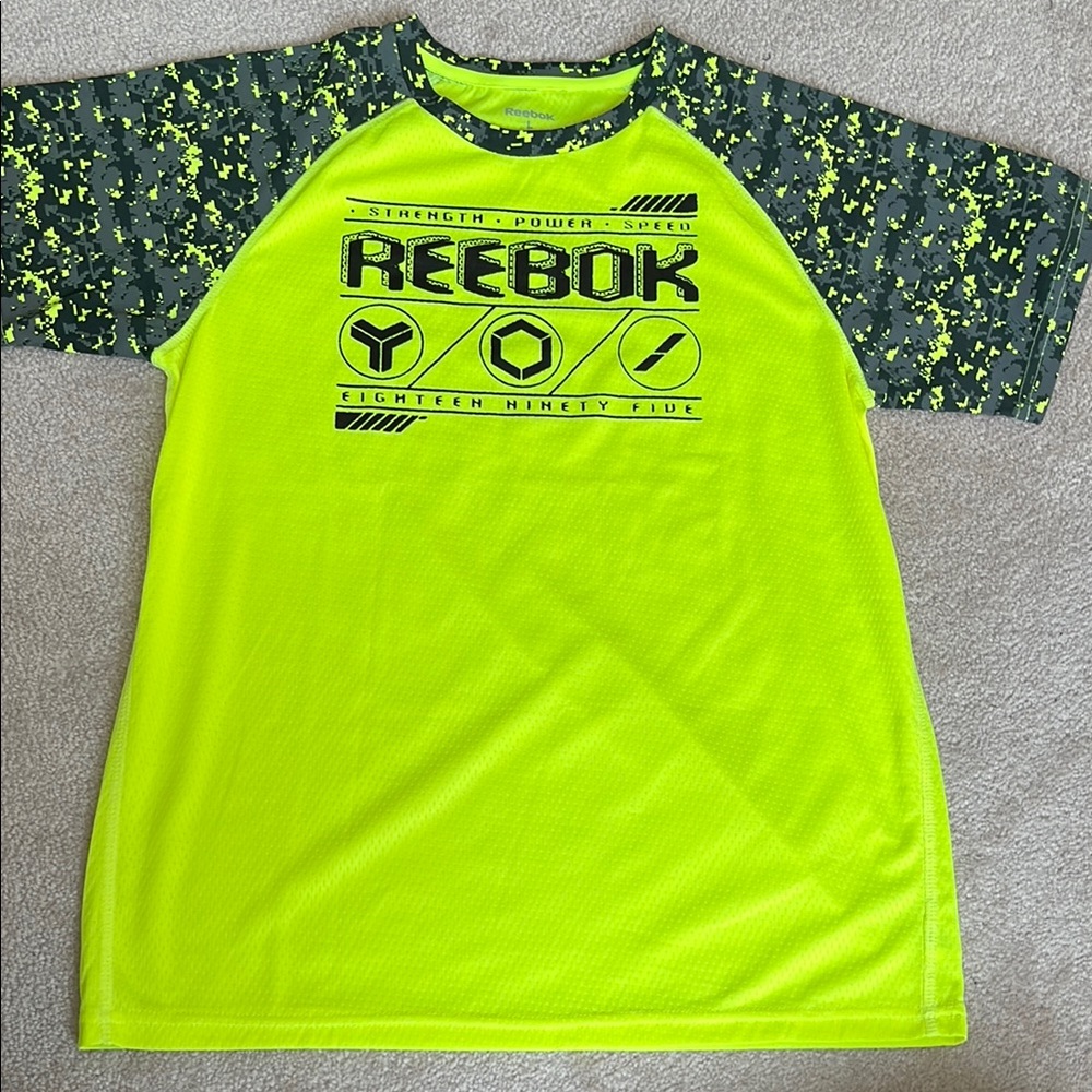 Reebok men / teen tshirt